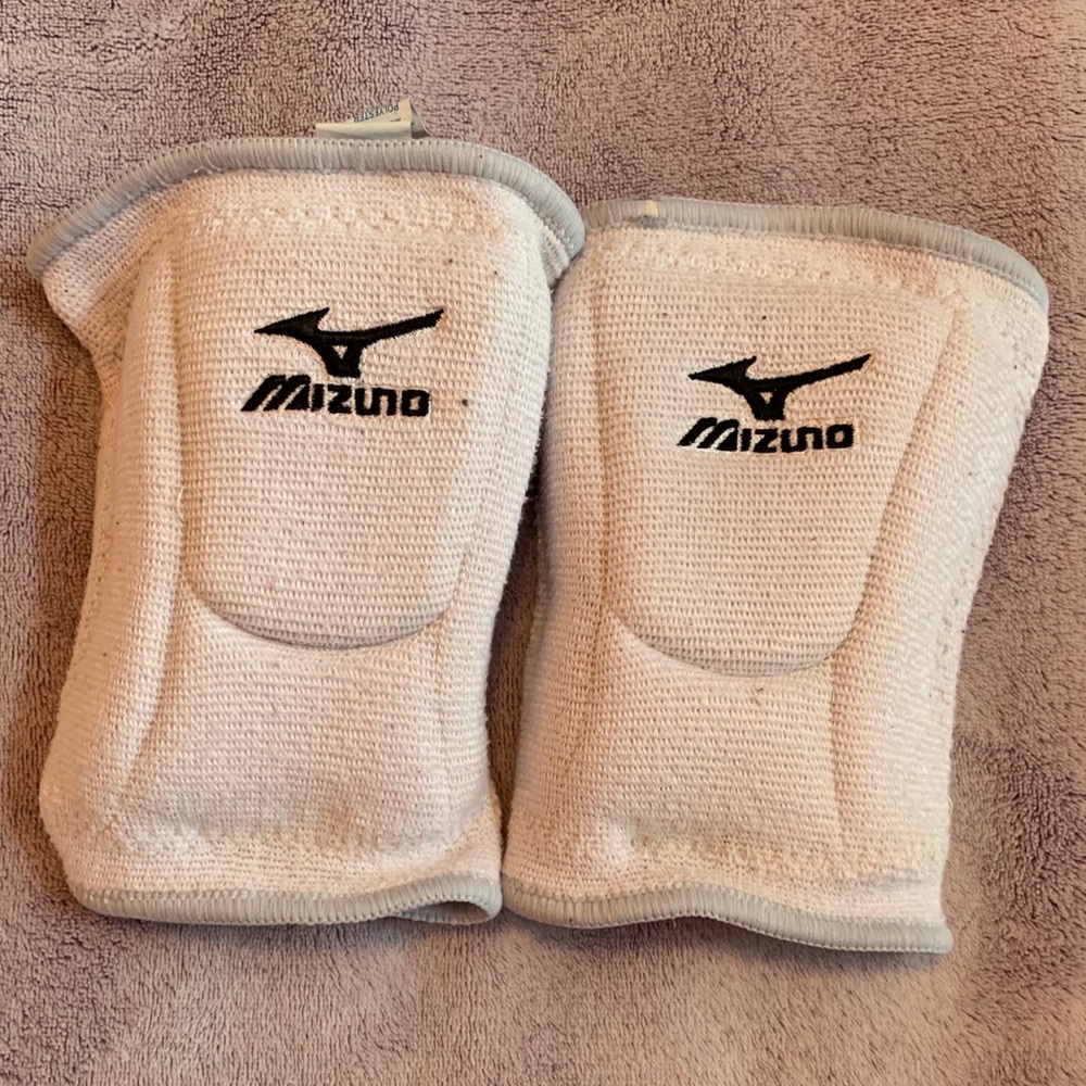LIKE NEW Mizuno knee pads